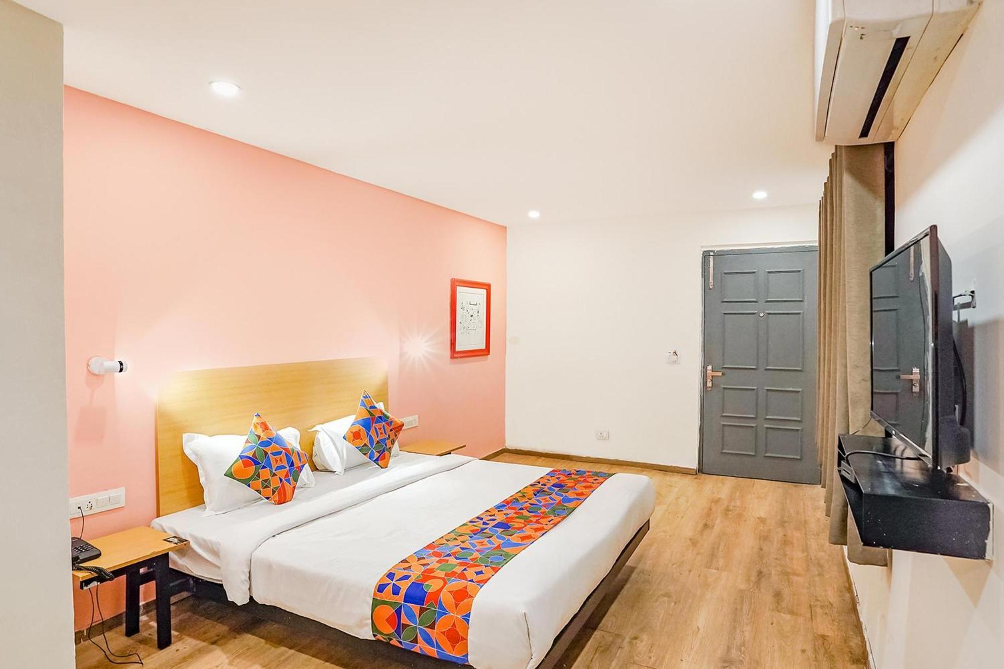 Super Townhouse O Hotel Aditya Residency Near Parthala Over Bridge Sector 121 Noida Indirapuram Exterior foto