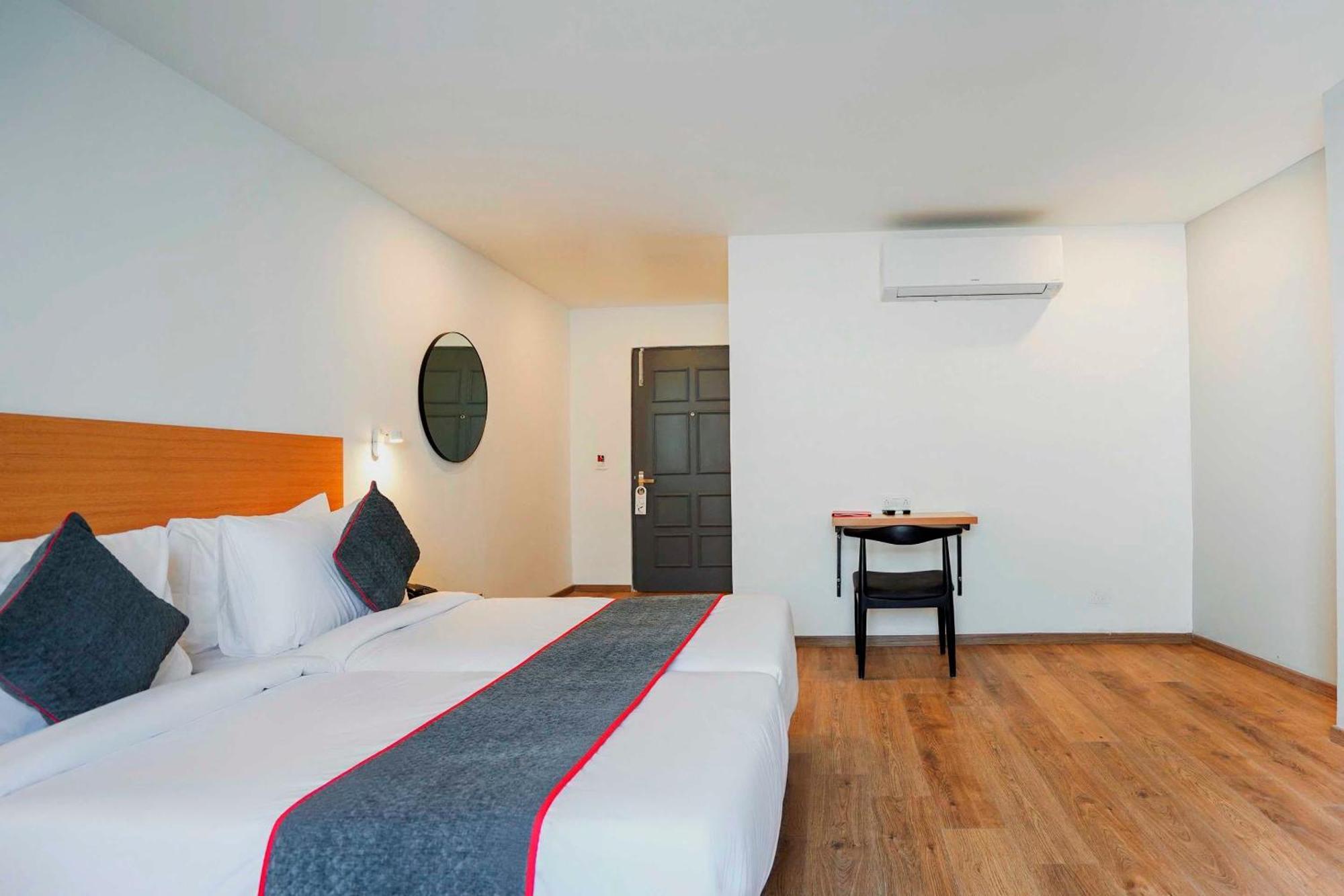 Super Townhouse O Hotel Aditya Residency Near Parthala Over Bridge Sector 121 Noida Indirapuram Exterior foto
